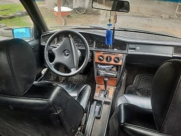 maşın 06: Mercedes-Benz 190 (W201) sedan - Kuzov: 4 qapılı sedan, qara rəng - — 5