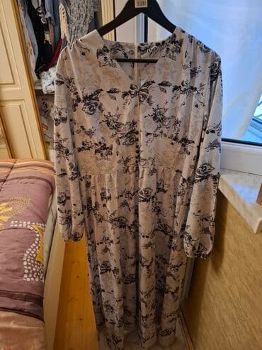 cicekli don: Ağ rəngdə, qara çiçək naxışlı, uzunqol qadın midi donu. Donun V — 1