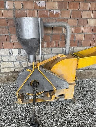 Kənd təsərrüfatı üçün traktordan qoşqu ilə işləyən yem doğrayıcı — 2