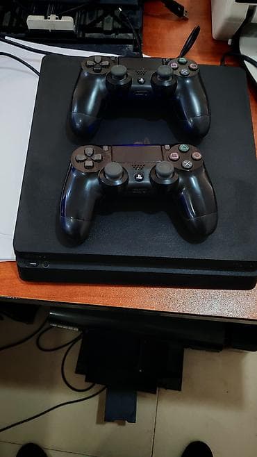 PlayStation 4 slim 1 tb yaddaş, içərisində 34 oyun var rəsmi