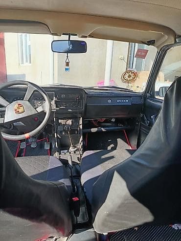 vaz 2107 abirsofka: VAZ 2107, ağ rəng, sedan gövdə. Klassik dizaynlı, 4 qapılı, arxa — 9