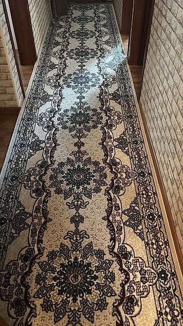 Uzun dəhliz xalçası (yolluq) - Rəng palitrası: açıq bej fon üzərində