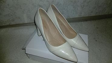 Ağ rəngli qadın tufliləri - Klassik, ucu sivri dizayn - Orta