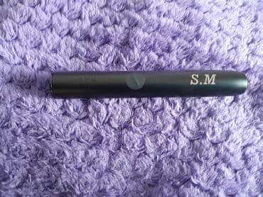 elektron sigaretler: Bu, qara rəngdə, səliqəli dizaynlı elektron siqaret qabıdır. Qabın üst — 4