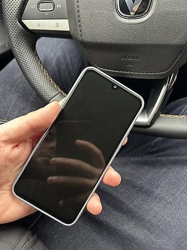 iphone 16 pro baki: Smartfon – qara rəng, nazik korpus, damcı tipli ön kamera kəsiyi olan — 2