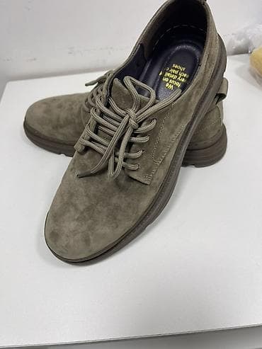 Туфли: Kişi ayaqqabısı – süet/velür üst material, zeytun-boz (taupe) rəng. - — 1