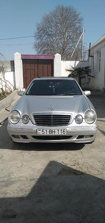 Mercedes-Benz E 280: 2.8 l | 2000 il Sedan