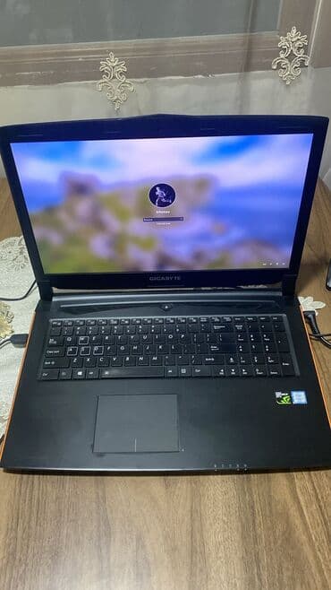 Intel Core i7, 16 GB, 17.3 "