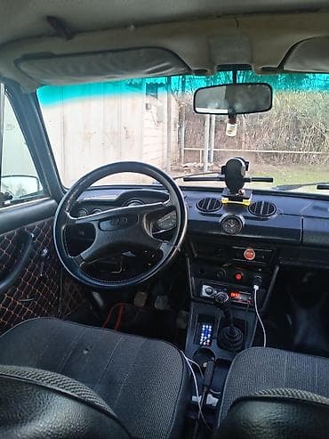 ucuz elektrikli avtomobil: VAZ 2106 sedan Xüsusiyyətlər: - Kuzov: 4 qapılı sedan, bej rəng - — 2