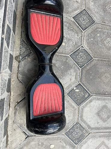 Ikki təkərli hoverboard (self-balancing skuter) yüngül cızıqkar var və — 1
