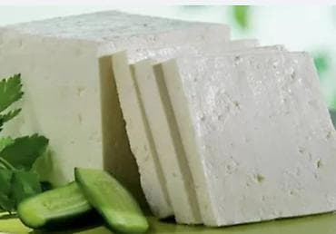 Pendir. Hər gün istehsal olunan yeni pendirler sex malıdır restoran ve