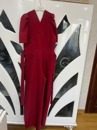 Kişi ayaqqabıları: Qadın geyimləri dəsti - Qırmızı kombinezon: V-yaxa kəsim — 1