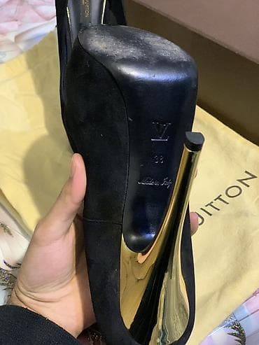 qara ayaqqabı: 100% original Louis Vuitton qara zamşa (suede) stiletto. Italiya — 2