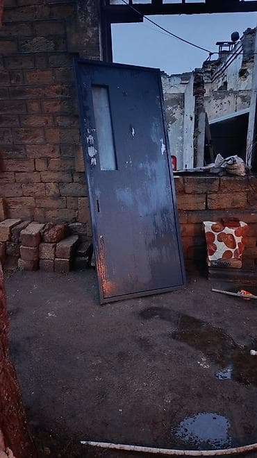 pencere toru: Metal qapı - Material: möhkəm metal konstruksiya - Rəng: tünd boz - — 1