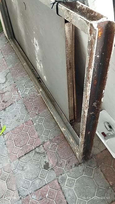 Salam Dəmir qapı hündürlüyü 2m eni 85sm. Çərçivəsidə var. Qapı köhnə