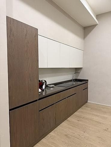 sumqayitda ev: - Açıq planlı qonaq otağı: geniş pəncərə, işıqlı tavan spotları, taxta — 5