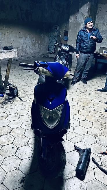 kat traktor: Skuter – mavi rəng, şəhərdaxili sürüş üçün yığcam və qənaətcil — 1