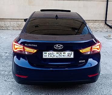 4 teker: Hyundai Elantra sedan – tünd mavi rəng, aerodinamik kuzov və xrom — 6