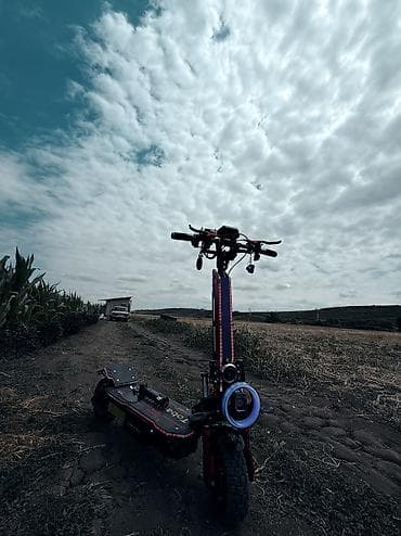 köhne pullar: Elektrikli skuter Texniki xüsusiyyətlər: - İkili motor: 6400W ümumi — 2