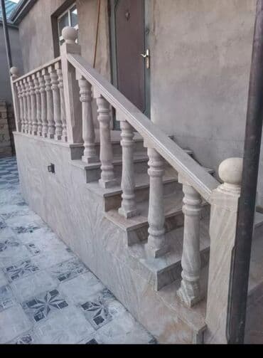 балясины из камня: Ağ rəngli, müxtəlif formalı və ölçülü dəmir-beton sütunlar. Bu — 30