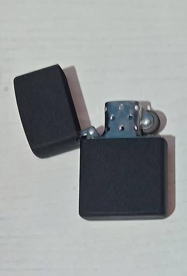 Zippo tipli alışqan. 

Kerosin və ya zippo benzini ilə işləyir — 1