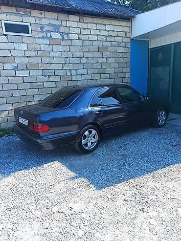 Su nəqliyyatı: Mercedes-Benz E 220: 2.2 l | 2001 il Sedan — 4