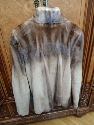 женские свитера с мехом: Zərif rəng çalarları ilə qadın xəz paltosu. Paltarın ön hissəsində iri — 6