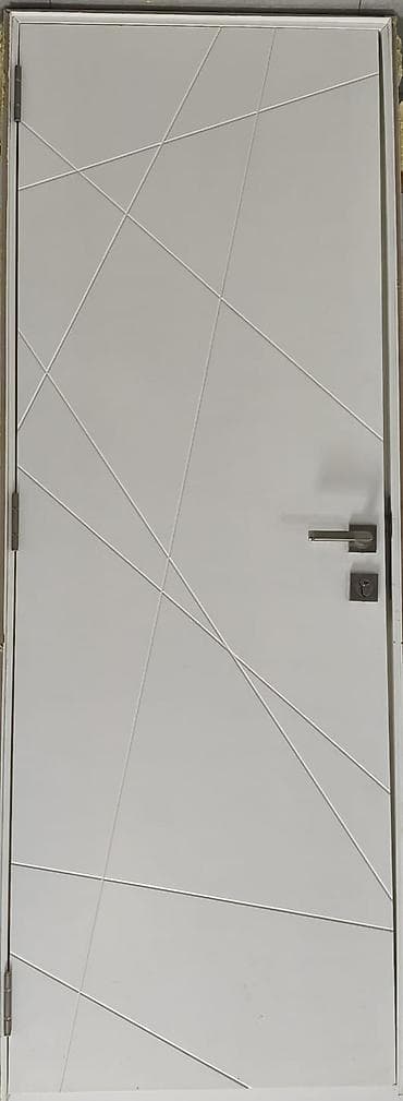 Ağ rəngdə, müasir dizaynlı otaq qapısı - Minimalist üslub: səthin