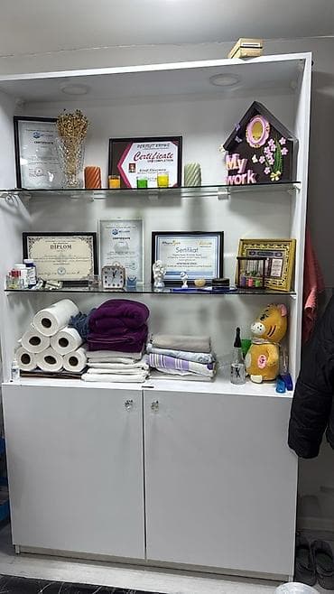 Ağ rəngli vitrin tipli şkaf. 400 aznə alınıb səliqəli işlənib. İçi