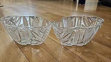 Одинаковые вазы из качественного хрусталя (прессованного стекла)