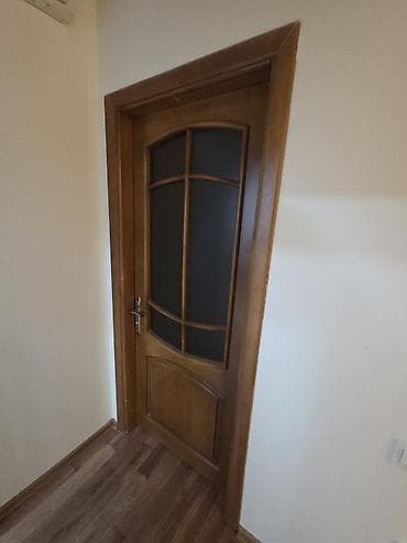 ev qapilari taxta: 5 ədəd qapı qiymət birinə aiddir. 3 ədəd şüşəli taxta qapı və 2 ədə — 4