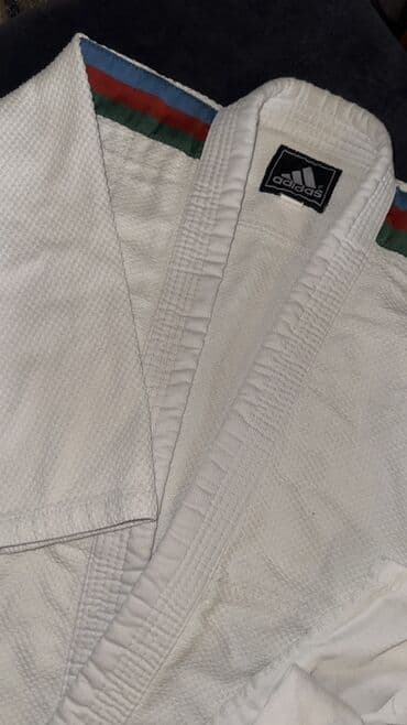 купить футбольную форму в баку: Ağ rəngdə olan Adidas judo kostyumu. Üzərində Azərbaycan bayrağının — 4