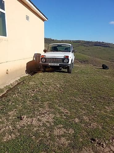Avtomobil satışı: VAZ Lada Niva 4x4, ağ rəng, 3 qapılı kuzov. Əsas xüsusiyyətlər: - Tam — 8