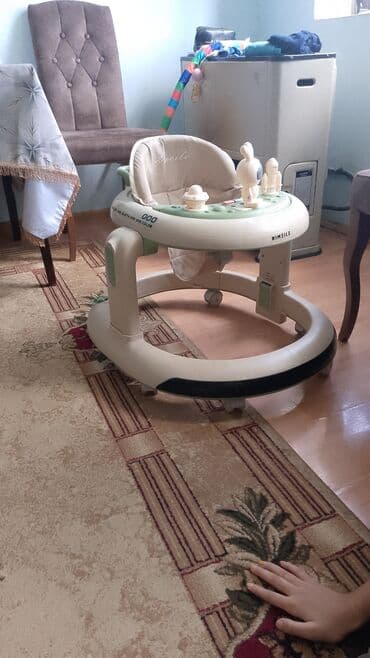 uwaq ucun mawin: Bej rəngdə, yaşıl detallarla bəzədilmiş bu uşaq gəzdirən, körpələrin — 1