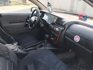 Opel: Opel sedan – yaşıl rəng, 4 qapılı, arxa çəkiliş emblemli model. Xarici — 7