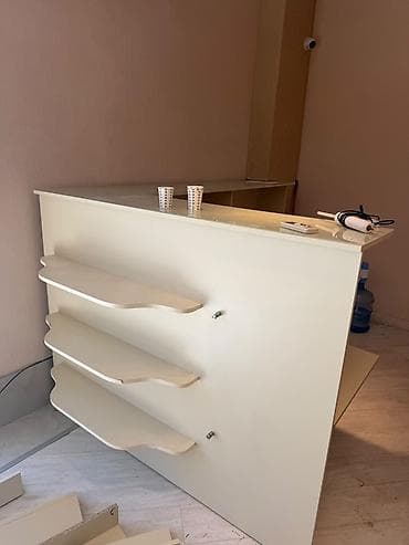 stol ofis: Resepsion/qarşılama stolu – L formalı, krem rəngdə - Material — 2