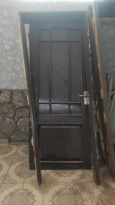 Dekorativ divar panelləri: - Taxta qapı dəsti - Material: massiv ağac - Rəng: tünd qəhvəyi — 1