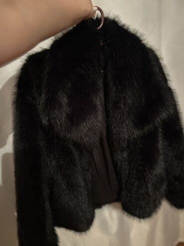 Üst geyimi: Qara süni kürk jaket - Rəng: dərin qara, parlaq tekstura - Material — 1