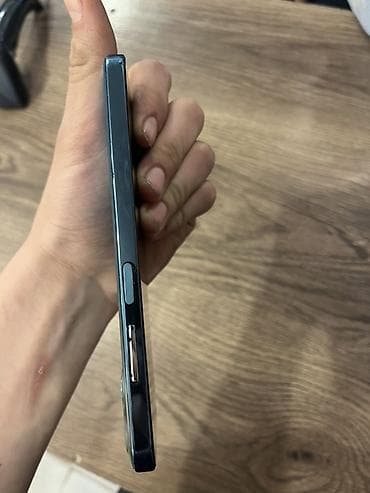 telefon qutuları: Smartfon – şüşə ön panel, düz kənarlı korpus, mərkəzdə deşikli ön — 3