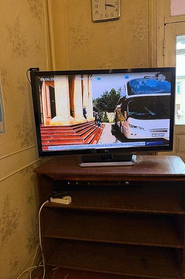 hd vidyo: Televizor LG 107 ekran krosnu aparatı antenası və altındakı şkafla — 3