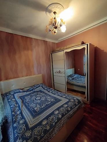 gencede ev: Satılır: həyət evi - Daş hasarlı, dəmir darvazalı həyət. Ön hissədə — 9