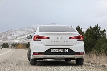 Hyundai Elantra: 2 l | 2019 il Sedan