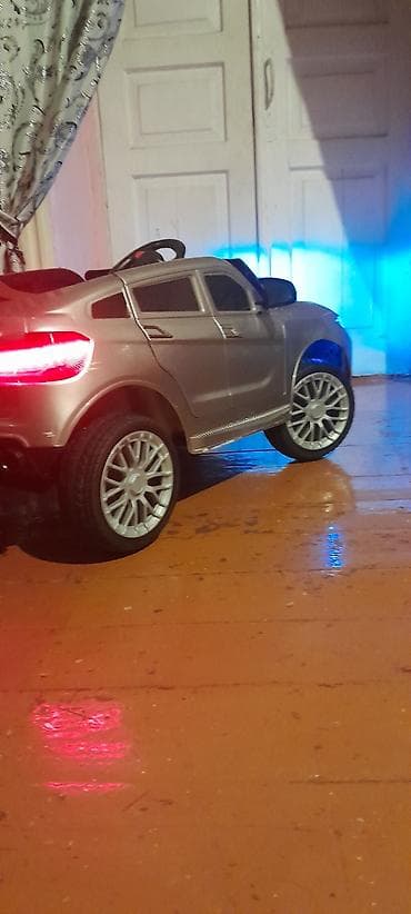 Uşaq üçün elektrikli minik maşını – gümüş rəng, krossover dizaynı