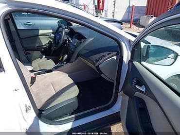 şevralit avtomobil: Ford Focus sedan, ağ rəng. - Kuzov: 4 qapılı sedan, aerodinamik qabaq — 10