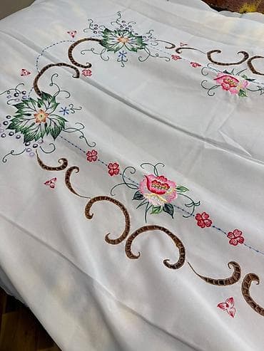 Məhsul: Naxışlı süfrə/parça örtük - Rəng: Ağ fon üzərində rəngarəng