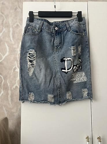 Ətəklər: Qadın ətəkləri dəsti 1) Cins ətək – tünd mavi rəngdə, ön hissə — 2