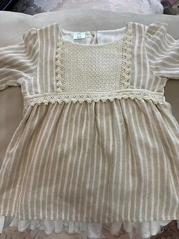 donlar gundelik: Bəyaz və bej rəngli zolaqlı, uzunqol uşaq donu. Yaxasında və belində — 2