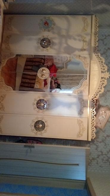 stol dəsdi: Qonaq otağı mebel dəsti Tərkibi: - Vitrin şkaf: şüşə vitrinli, krem — 5