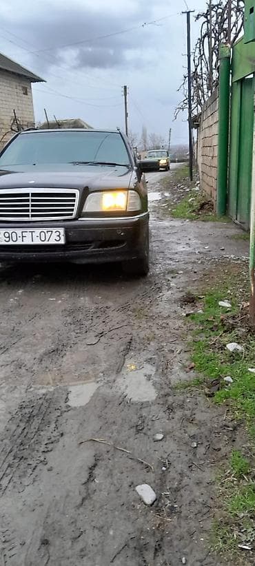 benzin bakı: Mercedes-Benz C-Class (W202) sedan - Kuzov: sedan, qara rəng - — 5