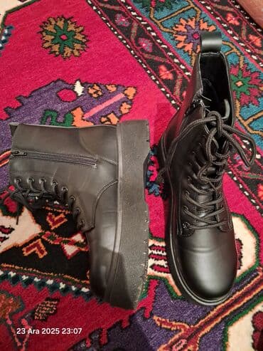 bot kişi: Qara rəngli uniseks bağcıqlı qış botları - Model: uzun boğaz, klassik — 4